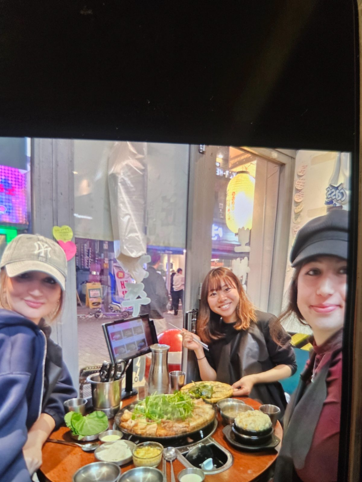 旅行者們在釜山旅舍的夜晚一起享用熱騰騰的韓餐